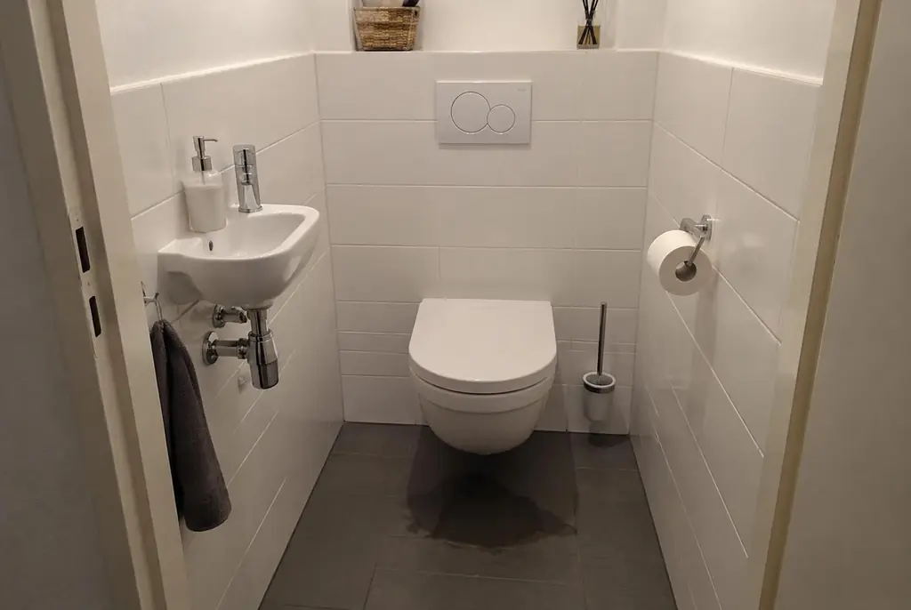 Lekdetectie Hilversum – natte vloer bij een toilet