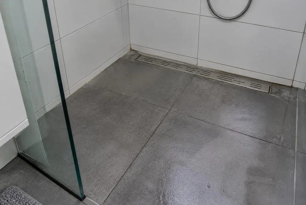 Lekdetectie Hilversum – lekkende inloopdouche met natte voegen