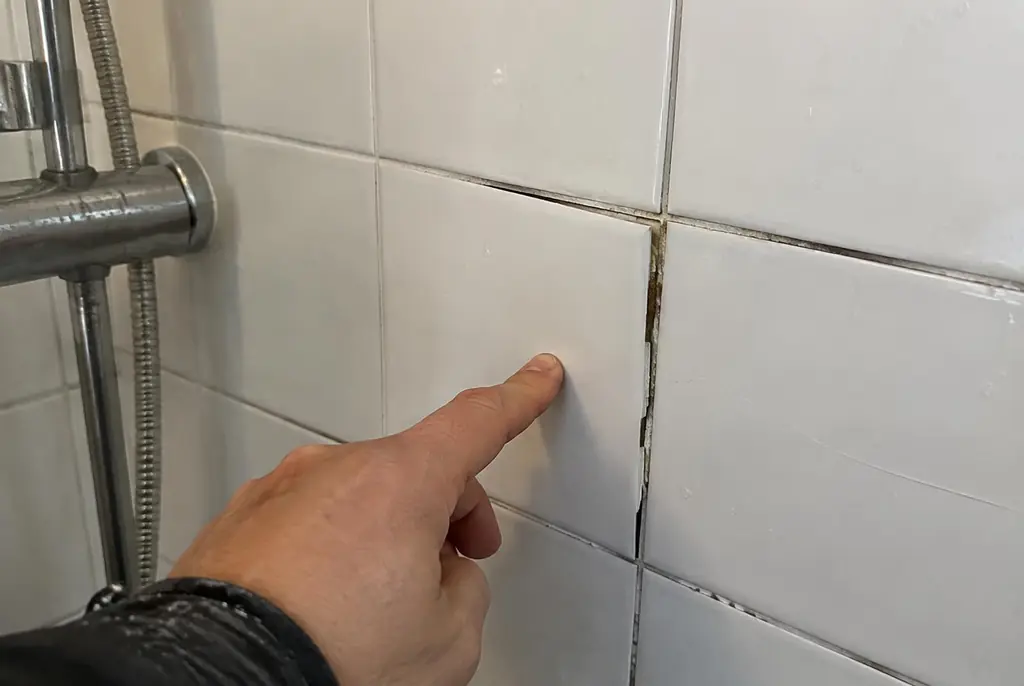 Lekdetectie Hilversum – losse, holle badkamertegels door een lekkage