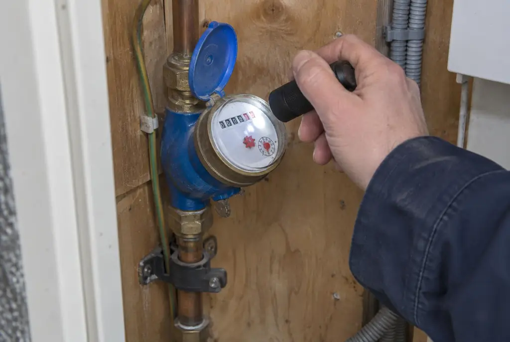 Lekdetectie Hilversum – watermeter in de meterkast controleren met een zaklamp